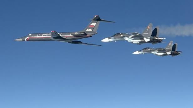 Die Tu-134A-4 wurde von 2 Su-30SM2 begleitet.