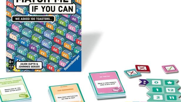 Das Gesellschaftsspiel „Match Me If You Can“ von Ravensburger mit bunten Spielkarten und Markern ist auf einem Tisch ausgebreitet.