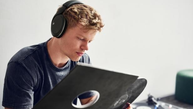 Mann trägt Sennheiser HD 550 Kopfhörer beim Lesen