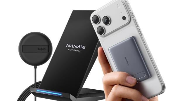 Drei verschiedene kabellose Ladegeräte und ein Smartphone mit aufgestecktem Akkupack werden gezeigt.