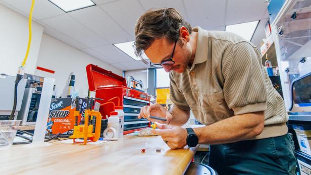 Der Studienautor, wie er den 3D-gedruckten Beton begutachtet