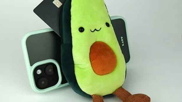 Mamoji Avocado Plüschtier sitzt vor Handy und Kreditkarte 