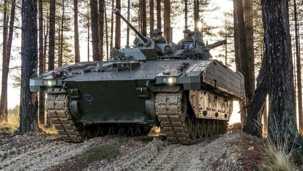Ein Ajax-Panzer steht im Wald