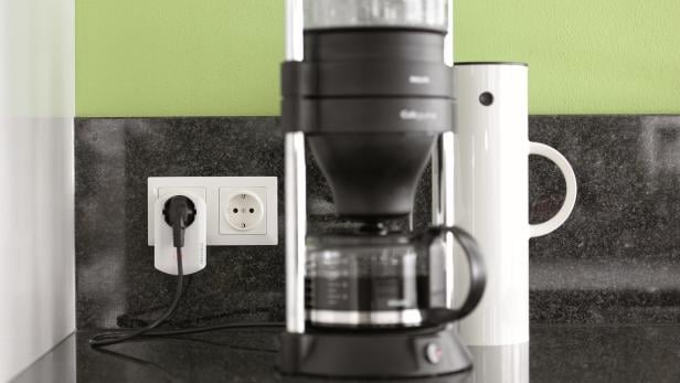 Die Home-Control-Messsteckdose kann so programmiert werden, dass die Kaffeemaschine jeden morgen um 06:30 eingeschaltet wird.