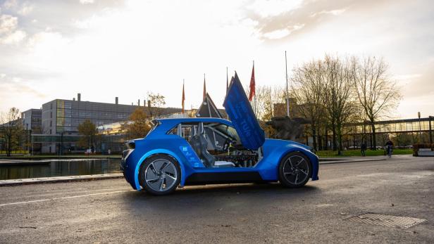 Blaues Aria E-Auto mit offener Tür auf der Straße