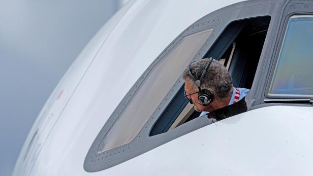 Ein Pilot schaut aus dem Cockpit heraus