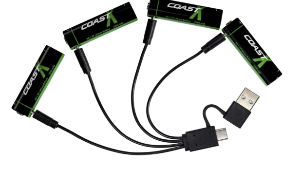 AA-Batterien mit einem angeschlossenen USB-Kabel zum Aufladen