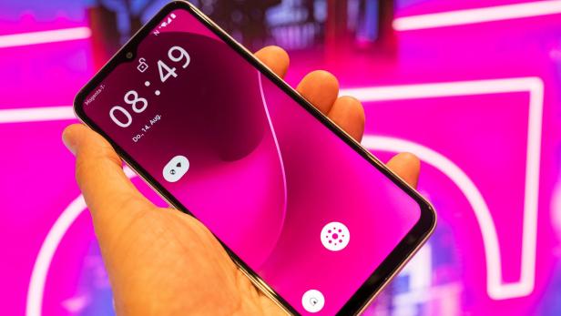 Jemand halt ein T Phone 3 in der Hand