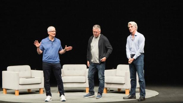 Apple-CEO Tim Cook (li), KI-Chef John Giannandrea (mitte), Software-Chef Craig Federighi (re) auf der Worldwide Developers Conference (WWDC) 2024.
