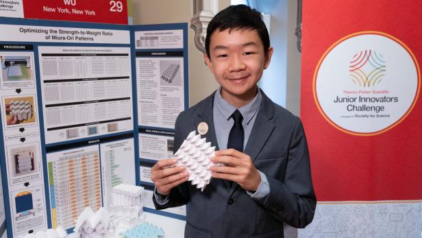 Miles Wu zeigt sein Origami-Experiment.