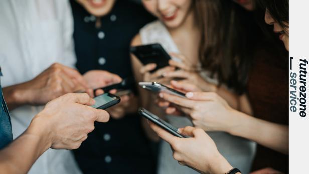 Mehrere Smartphones werden in den Händen gehalten 