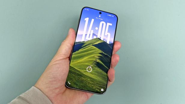 Eine Hand hält das neue vivo X300 Pro Smartphone mit großem Display und Landschaftshintergrund.