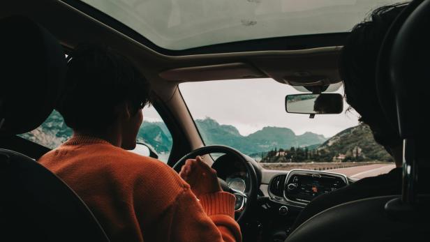 Der Blick von einer Person auf dem Rücksitz in einem Auto
