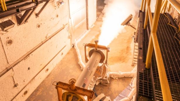 Beim statischen Feuertest stößt das neue Feststoffraketentriebwerk SMASH!22 von Northrop Grumman eine Rauchwolke aus.