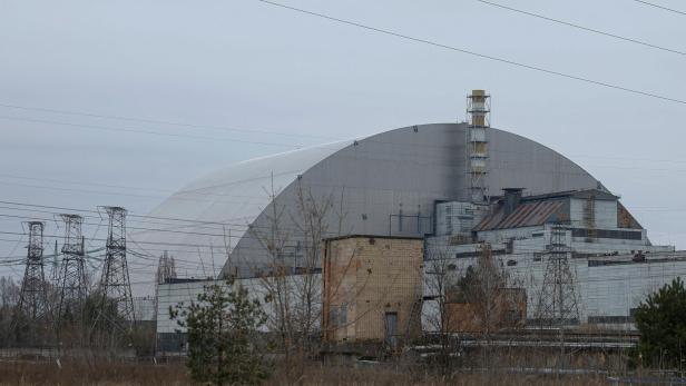 Die Tschernobyl-Atomruine ist unter einer großen, silbernen Schutzkuppel zu sehen.