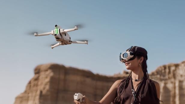 Frau steuert Drohne in der Wüste