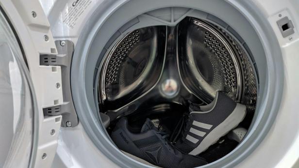 Waschmaschinen Trommel mit Schuhen 