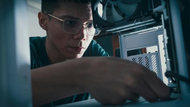 Eine Person repariert einen Computer