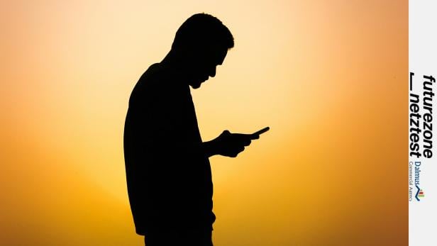 Silhouette von Mann mit Handy