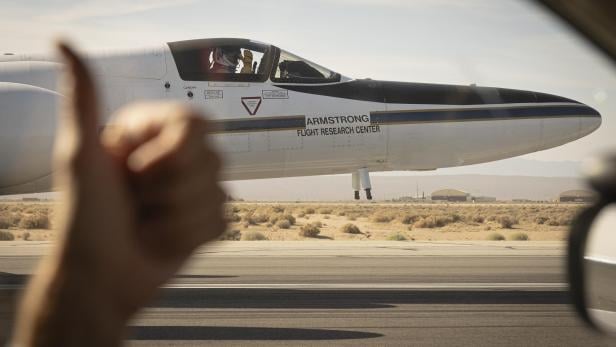 Das NASA-Forschungsflugzeug ER-2 mit dem AVIRIS-5-Sensor steht auf einer Landebahn des Armstrong Flight Research Center, im Vordergrund ein erhobener Daumen.