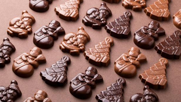 Schnee- und Weihnachtsmänner und Christbäume aus Milchschokolade und dunkler Schokolade