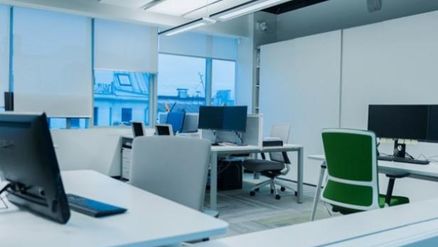 Bürostühle in einem Büro 