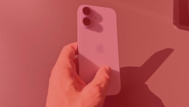 Ein Foto, das in Rot getaucht ist, zeigt ein iPhone 17.