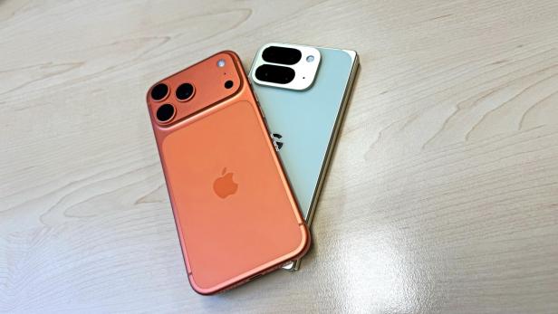 Ein iPhone 17 Pro Max liegt auf einem Google Pixel 10 Pro Fold