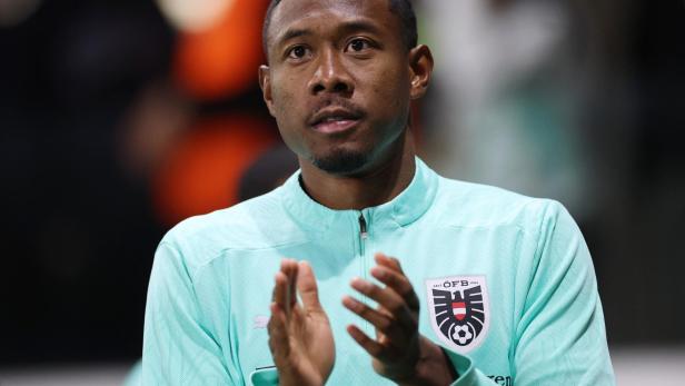 David Alaba applaudiert in Richtung Fans