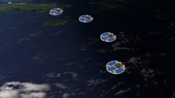Vier kleine, runde Satelliten mit Solarpanels schweben in Formation über der Erde.