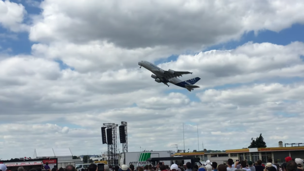 Airbus A380 startet nahezu senkrecht in den Himmel