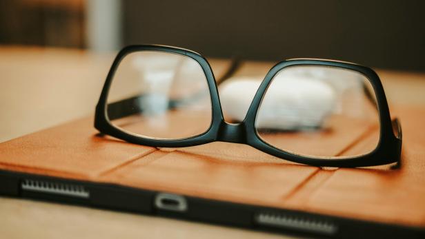 Eine Brille liegt verkehrt auf einem Tablet
