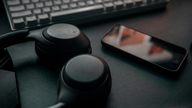Sony-Over-Ear Kopfhörer neben einem iPhone