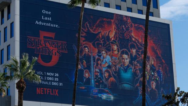 Großes Wandplakat mit Figuren aus Stranger Things, einem Monster und Startdaten der fünften Staffel auf Netflix.