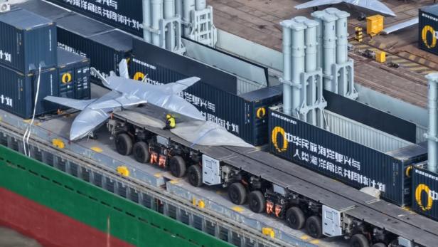 Containerschiff mit Drohnen.