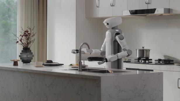 Roboter in der Küche wäscht eine Pfanne