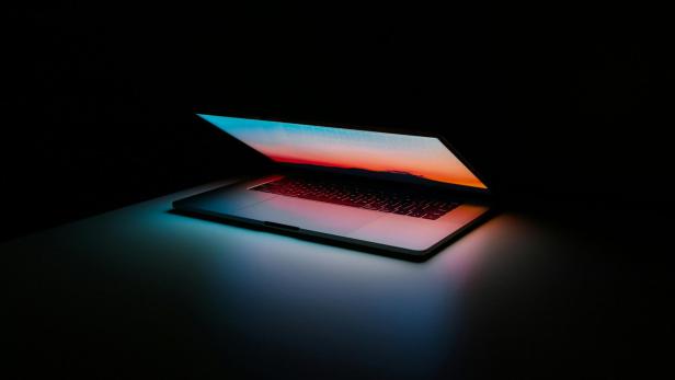 MacBook vor dunklem hintergrund