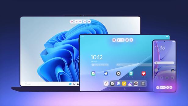 Laptop, Tablet und Smartphone mit KI-Assistenten-Oberfläche nebeneinander dargestellt.