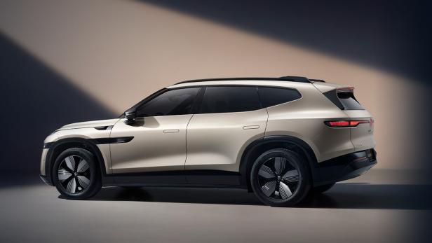 Beiger VW ID.Unyx 08 SUV in seitlicher Ansicht vor neutralem Hintergrund.