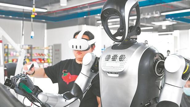 Person mit VR-Headset trainiert humanoiden Roboter in einem modernen Laborraum.