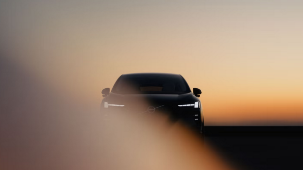 Volvo-Auto im Schatten bei Sonnenuntergang