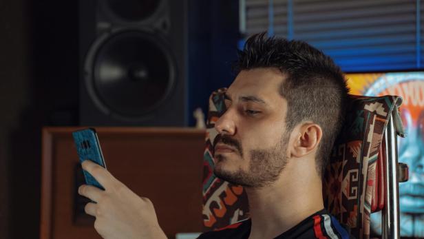 Person schaut auf ein Smartphone