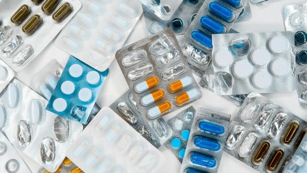 Viele verschiedene Pillenpackungen 
