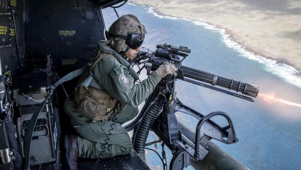 Minigun wird von einem Hubschrauber abgefeuert
