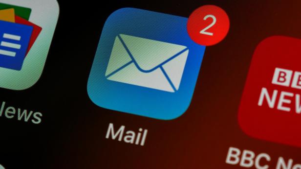 Symbol einer Mail-App mit zwei ungelesenen Nachrichten auf einem Smartphone-Bildschirm.