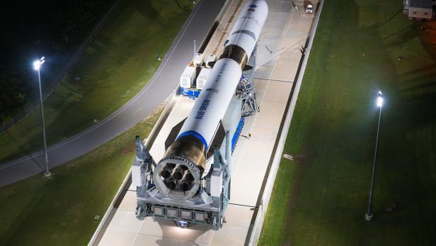 Eine Blue-Origin-Rakete wird zur Startrampe gebracht