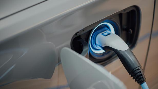 Ein Elektroauto, das geladen wird 