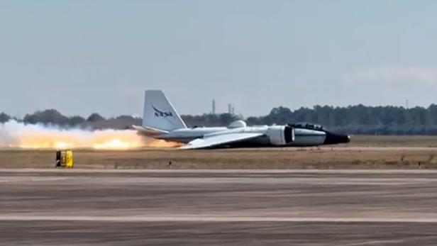 NASA-Jet WB-57 legt riskante Bauchlandung hin