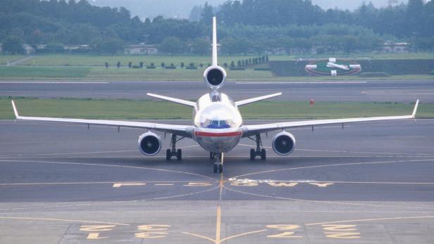 Eine McDonnell Douglas MD-11 mit drei Triebwerken rollt auf dem Rollfeld.
