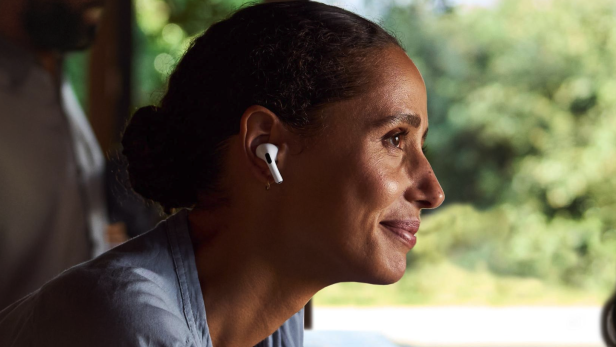 Eine Frau trägt weiße AirPods-Kopfhörer.